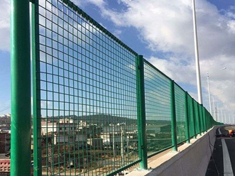 高速（sù）公路（lù）護欄網