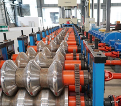 三（sān）波（bō）護欄板（bǎn）成型機組